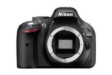 Зеркальный фотоаппарат Nikon D5200 Kit с 18-140 AF-S DX G VR + чехол Discovered
