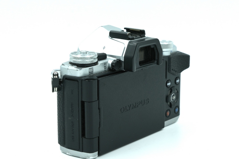 Беззеркальный фотоаппарат Olympus OM-D E-M 5 II Body (состояние 4)