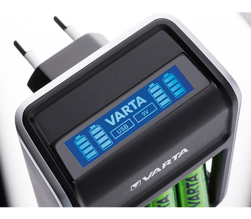 Зарядное устройство Varta LCD Plug Charger + 4 аккумулятора АА 2100mAh Ready2Use от Яркий Фотомаркет