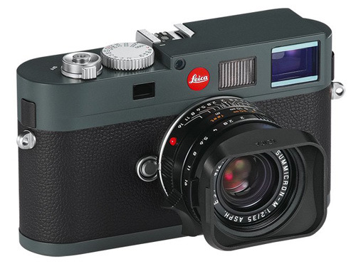 Leica M-E Typ 220 вид спереди-сбоку