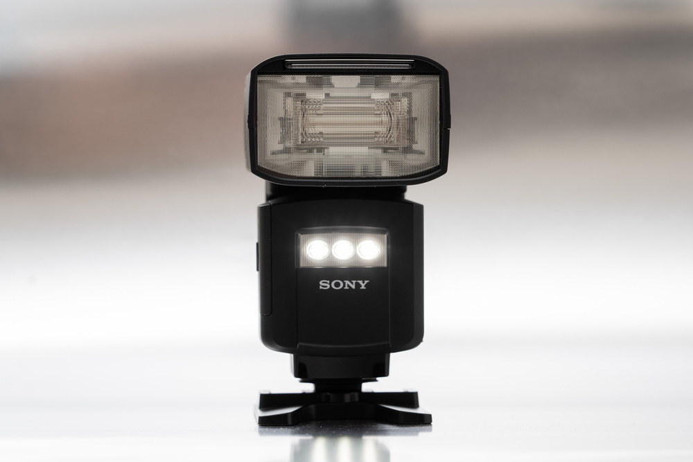 У Sony HVL-F60RM сразу три светодиода постоянного света. Её получится использовать и как накамерный осветитель для съёмки видео. Светодиоды можно задействовать для подсветки автофокуса.