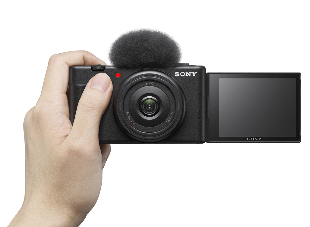 Sony ZV-1F в руке